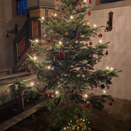Weihnachtsbaum schmückt die Kapelle