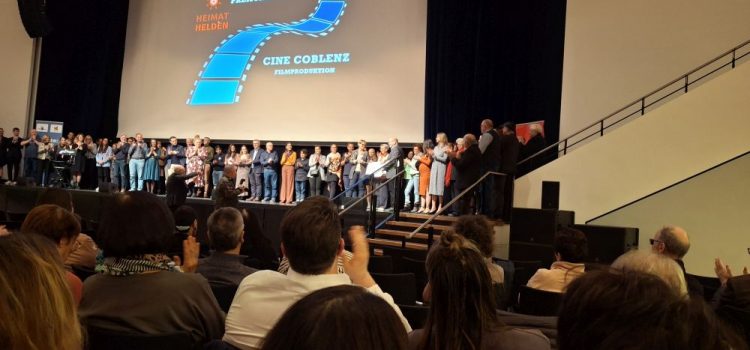 Förderverein nimmt dankbar Spende entgegen Förderverein nimmt dankbar Spende entgegen