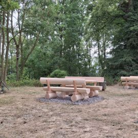 Neue Holz-Tischgruppen aufgestellt Neue Holz-Tischgruppen aufgestellt