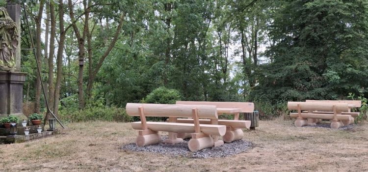 Neue Holz-Tischgruppen aufgestellt Neue Holz-Tischgruppen aufgestellt